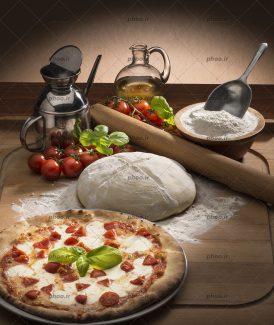 عکس خمیر پیتزا و مواد اولیه پیتزا پپرونی