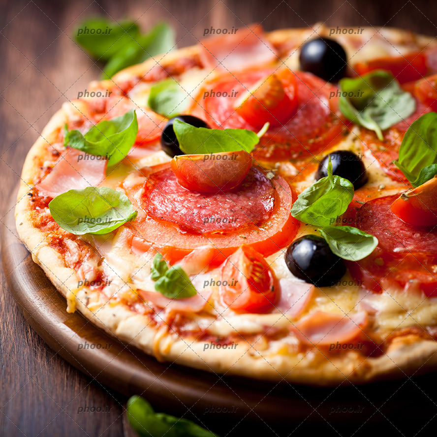 عکس پیتزا در پس زمینه چوبی