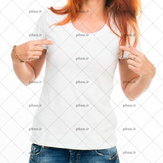 عکس با کیفیت خانم در حال اشاره به تی شرت سفید خود