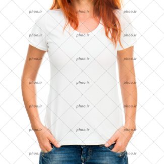 عکس با کیفیت زن با یک تی شرت سفید و شلوار جین
