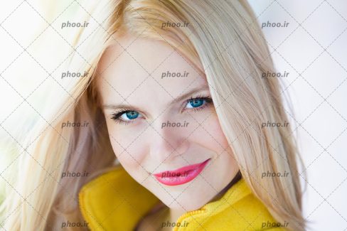 عکس با کیفیت خانم زیبا با چشم های آبی و موهای طلایی و آرایش صورت
