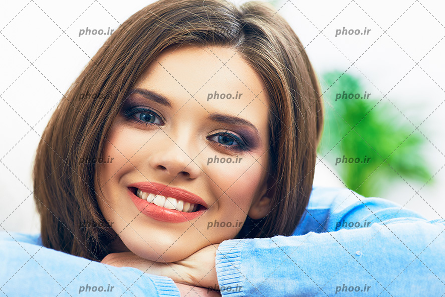 عکس با کیفیت چهره زن جوان با لبخند و چشم های آبی
