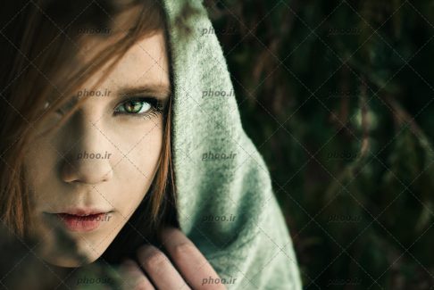 عکس با کیفیت دختر جوان مرموز با یک پتو دور خودش در پارک