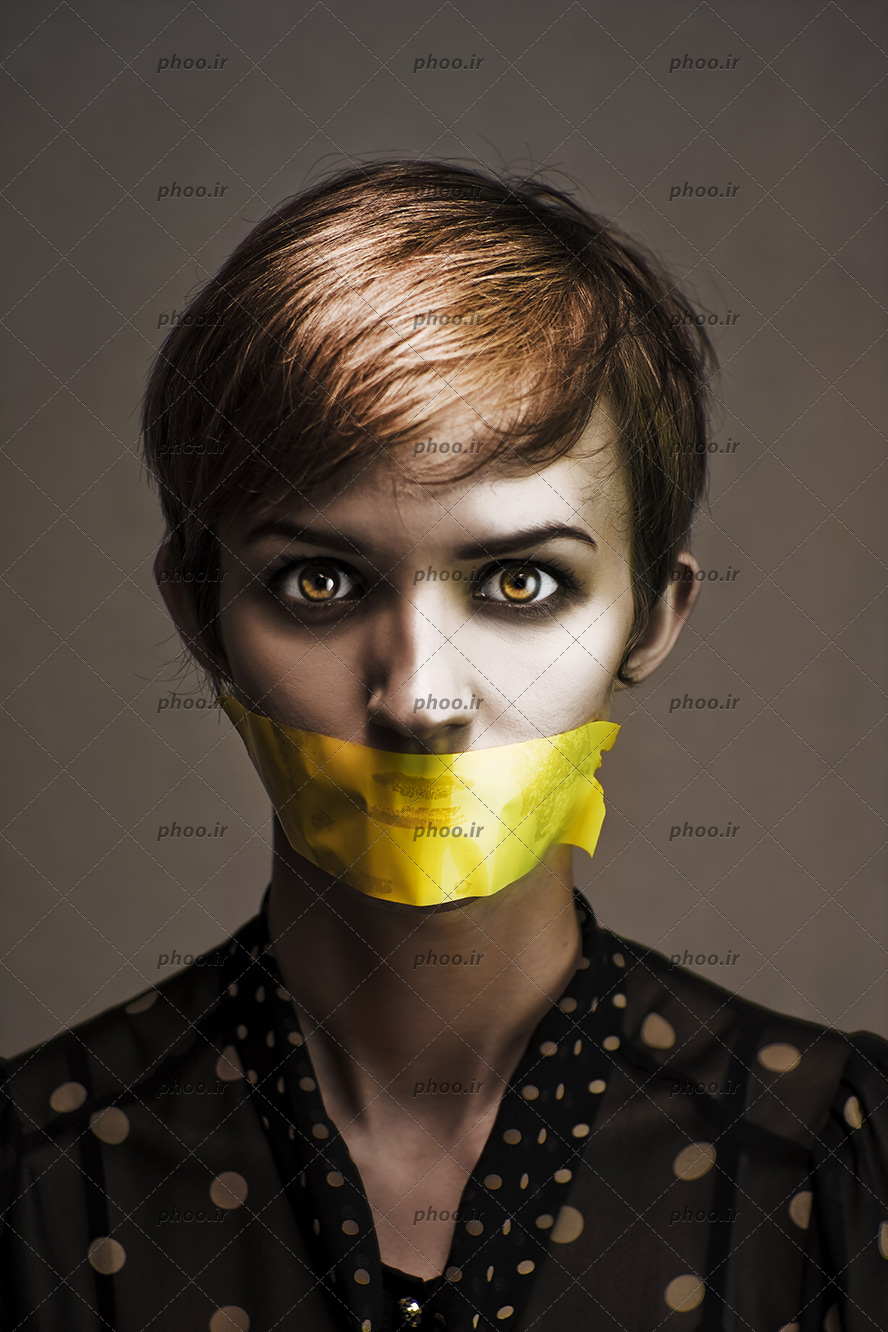 عکس با کیفیت یک خانم که دهانش با چسب زرد بسته شده است