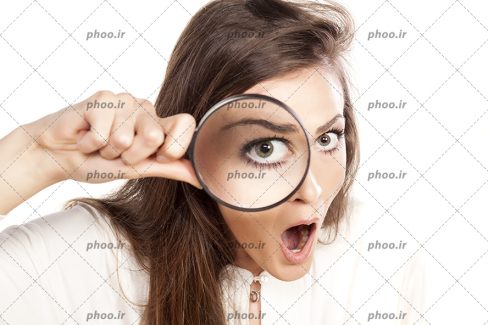 عکس با کیفیت از یک زن جوان با حالت چهره متعجب