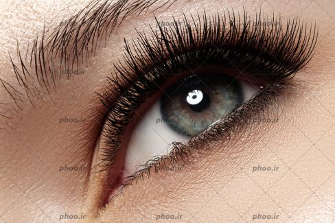 عکس چشم آبی آرایش شده با مژه مصنوعی