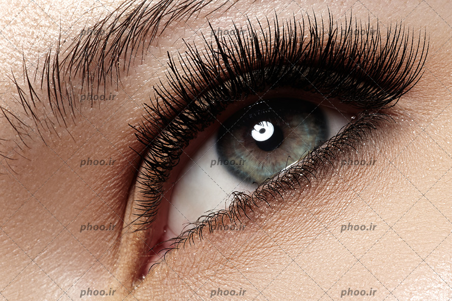 عکس چشم آبی آرایش شده با مژه مصنوعی