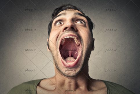 عکس مرد با دهان باز درحال داد زدن
