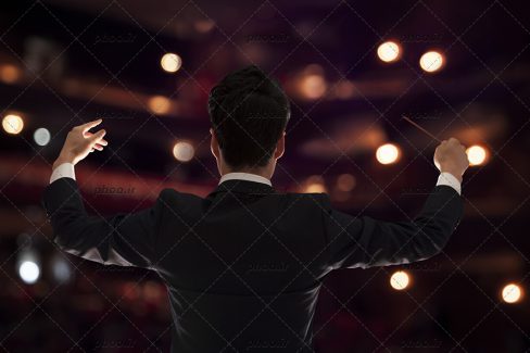 عکس رهبر ارکستر درحال اجرا از نمای پشت