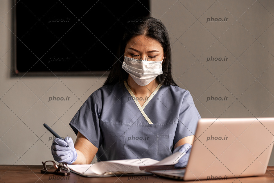 عکس دکتر یا پرستار زن در حال کار