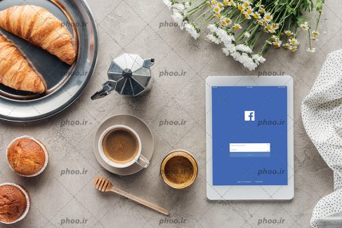 عکس کیک ها و قهوه کنار تبلت صفحه فیس بوک