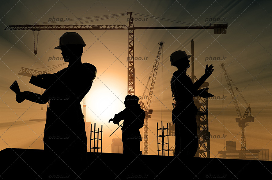 عکس مهندسان بر روی پشت بام ساختمان در مقابل طلوع خورشید