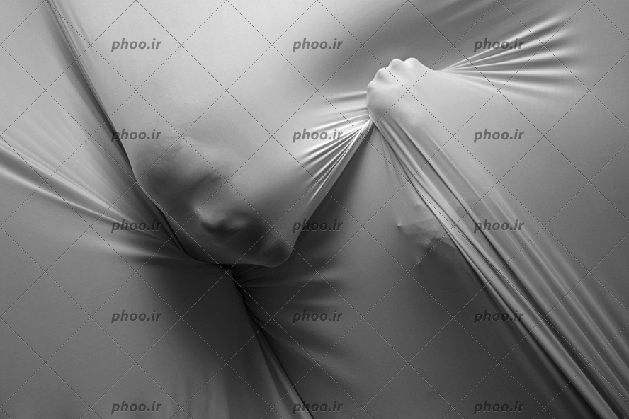 عکس یک مرد درون یک پارچه سفید در حال خفه شدن