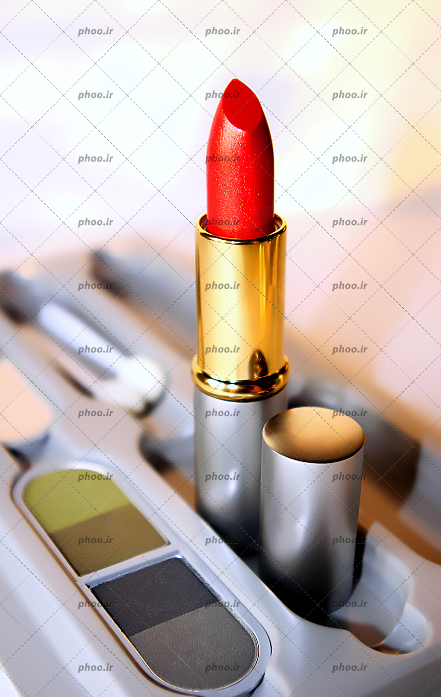 عکس با کیفیت رژ لب قرمز با بدنه نقره ای و طلایی