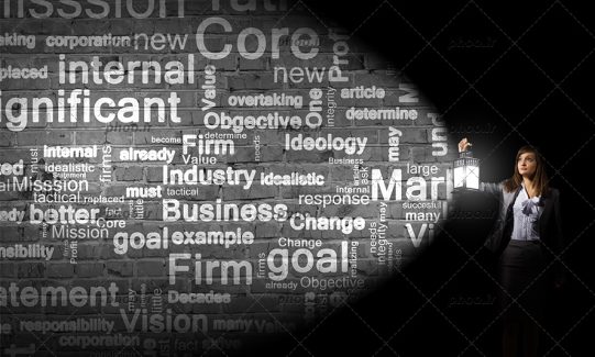 عکس خانم با یک فانوس در دست در تاریکی و نمایان شدن نوشته های انگلیسی روی دیوار