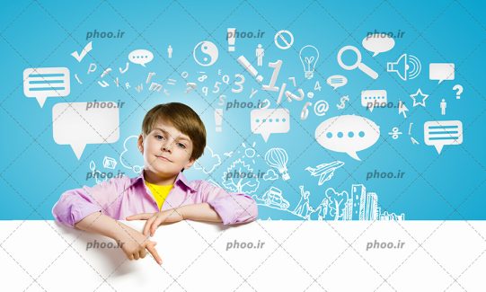 عکس باکیفیت پسر بچه ایستاده در پس زمینه ای آبی با شکل های متفاوت