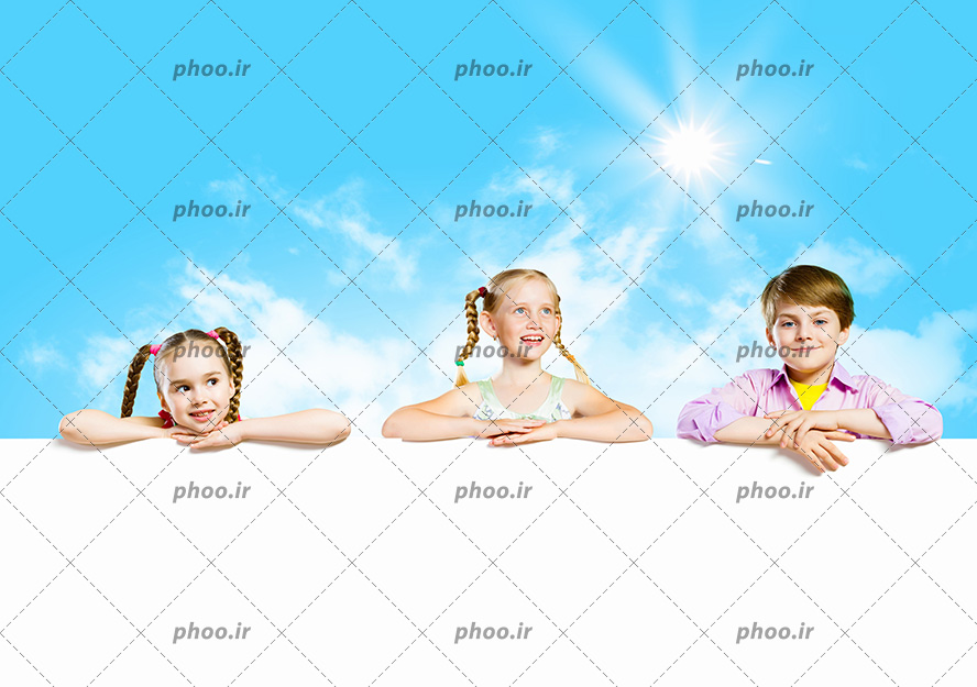 عکس با کیفیت بچه های ایستاده در مقابل آسمان آبی و خورشید تابان