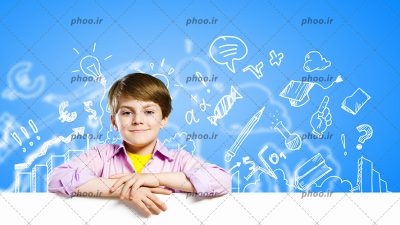 عکس باکیفیت پسر بچه ایستاده در پس زمینه ای آبی با شکل های متفاوت