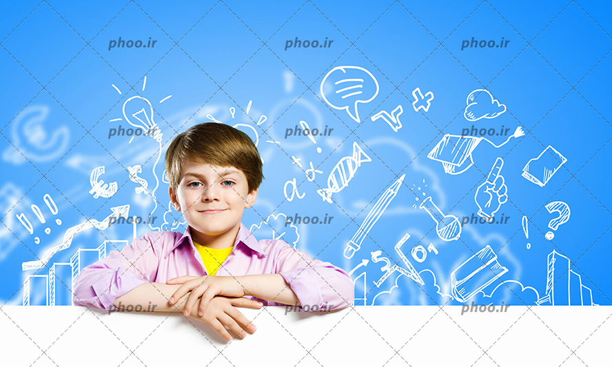 عکس باکیفیت پسر بچه ایستاده در پس زمینه ای آبی با شکل های متفاوت
