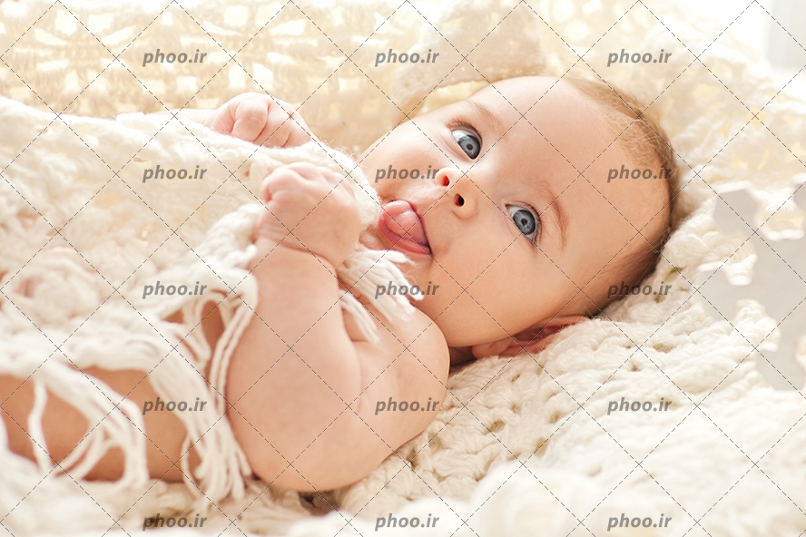 عکس با کیفیت کودک زیبادر پتوی بافتنی