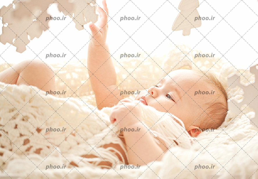 عکس با کیفیت کودک زیبا در حال بازی