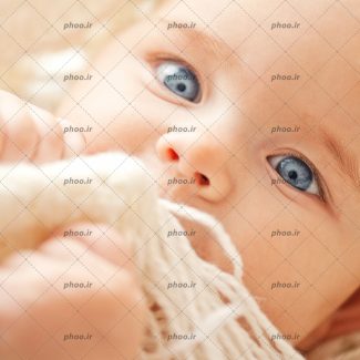 عکس باکیفیت کودک با چشم های طوسی