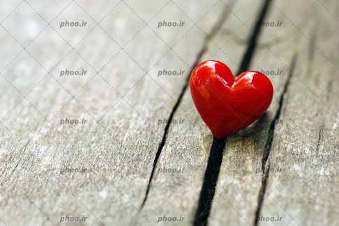 عکس باکیفیت قلب زیبا در پس زمینه چوبی