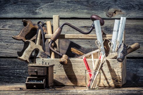 عکس با کیفیت ابزار نجاری در جعبه در پس زمینه چوبی