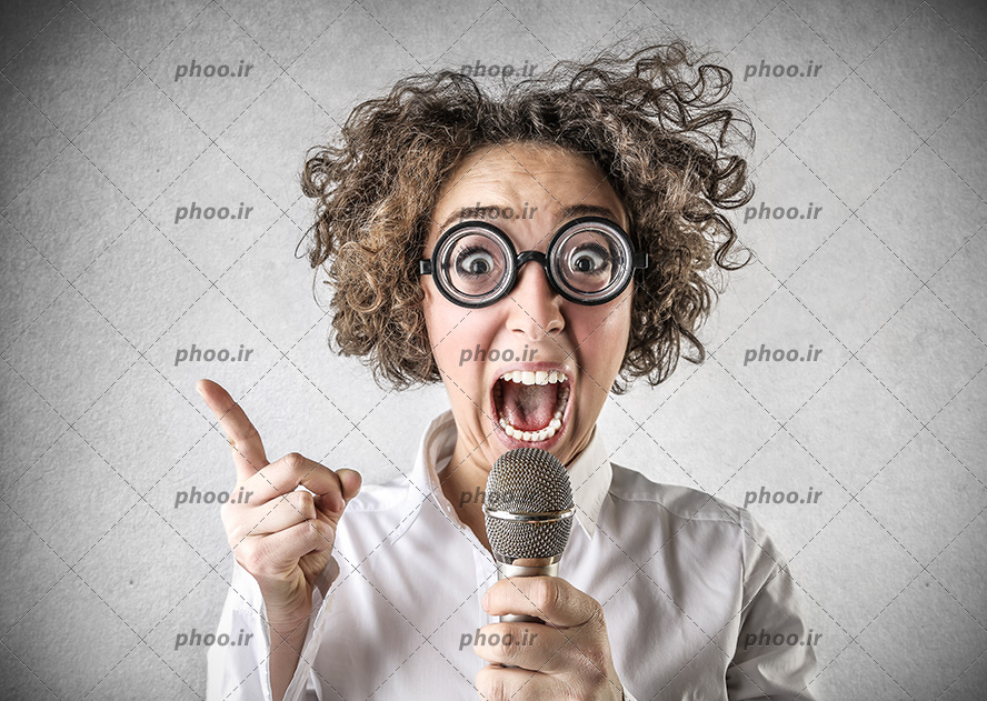 عکس با کیفیت زنی با عینک بزرگ در حال فریاد زدن در میکروفون