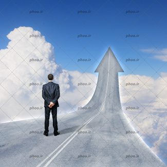 عکس با کیفیت تاجر مرد ایستاده در جاده در مقابل آسمان آبی و ابر های سفید