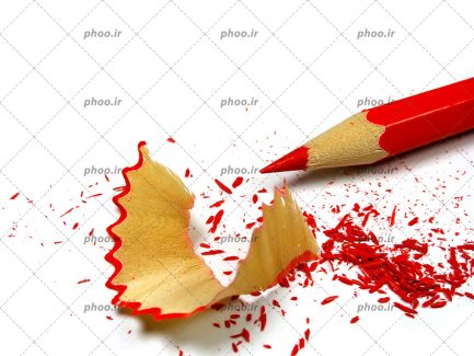 عکس تراشه مداد قرمز نوک تیز در زمینه سفید