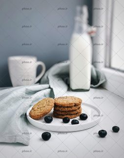 عکس کوکی ها و بیسکوئیت ها داخل ظرف به همراه تمشک ها
