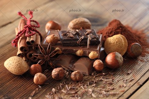 عکس شکلات تخته ای و فندق و پودر کاکائو