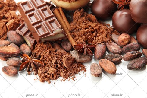عکس پودر و دانه های کاکائو و تخته و شکلات های کاکائویی