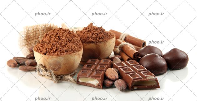 عکس پودر کاکائو در ظرف و دو قالب بزرگ تخته شکلات کاکائویی در زمینه سفید