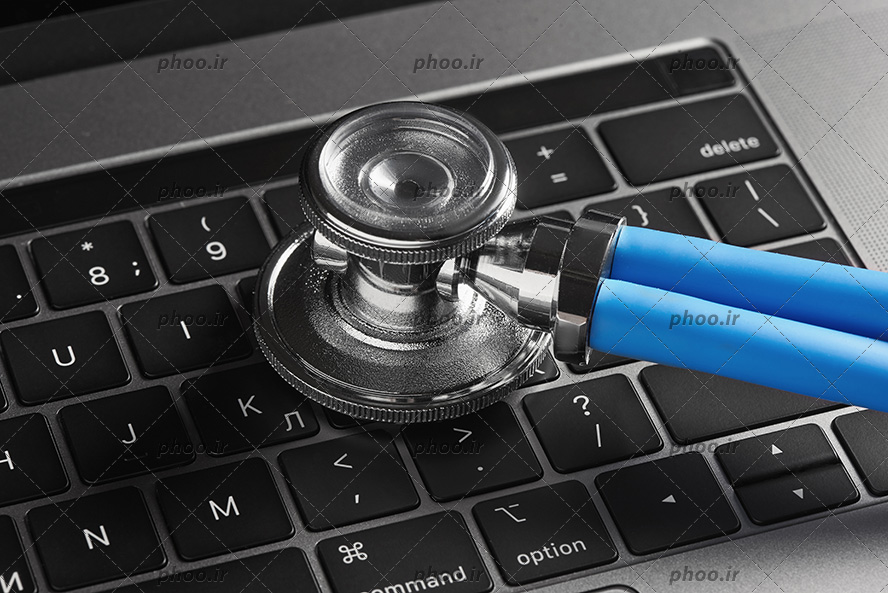 عکس گوشی پزشکی روی کیبورد لپ تاپ