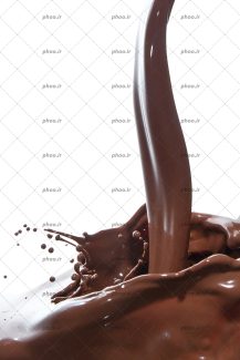 عکس شکلات کاکائو درحال ریختن با زمینه سفید