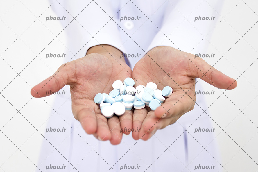 عکس قرص ها در دستان پزشک