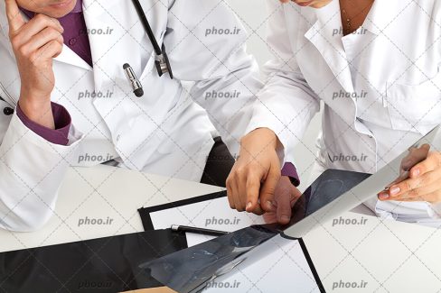 عکس پزشکان درحال بحث درباره سی تی اسکن