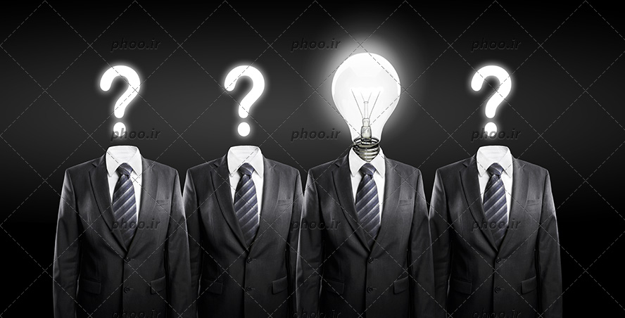 عکس چهار تن کت و شلوار پوشیده که یکی سر لامپ دارد و بقیه علامت سوال دارند