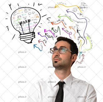عکس مرد کت و شلوار پوشیده که روی سرش یک لامپ نقاشی شده پر ایده قرار دارد.