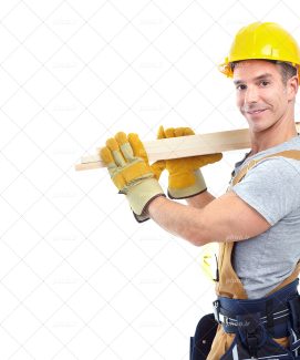 عکس با کیفیت مرد با کلاه ایمنی و دستکش های مخصوص در حال حمل چوب در پس زمینه سفید