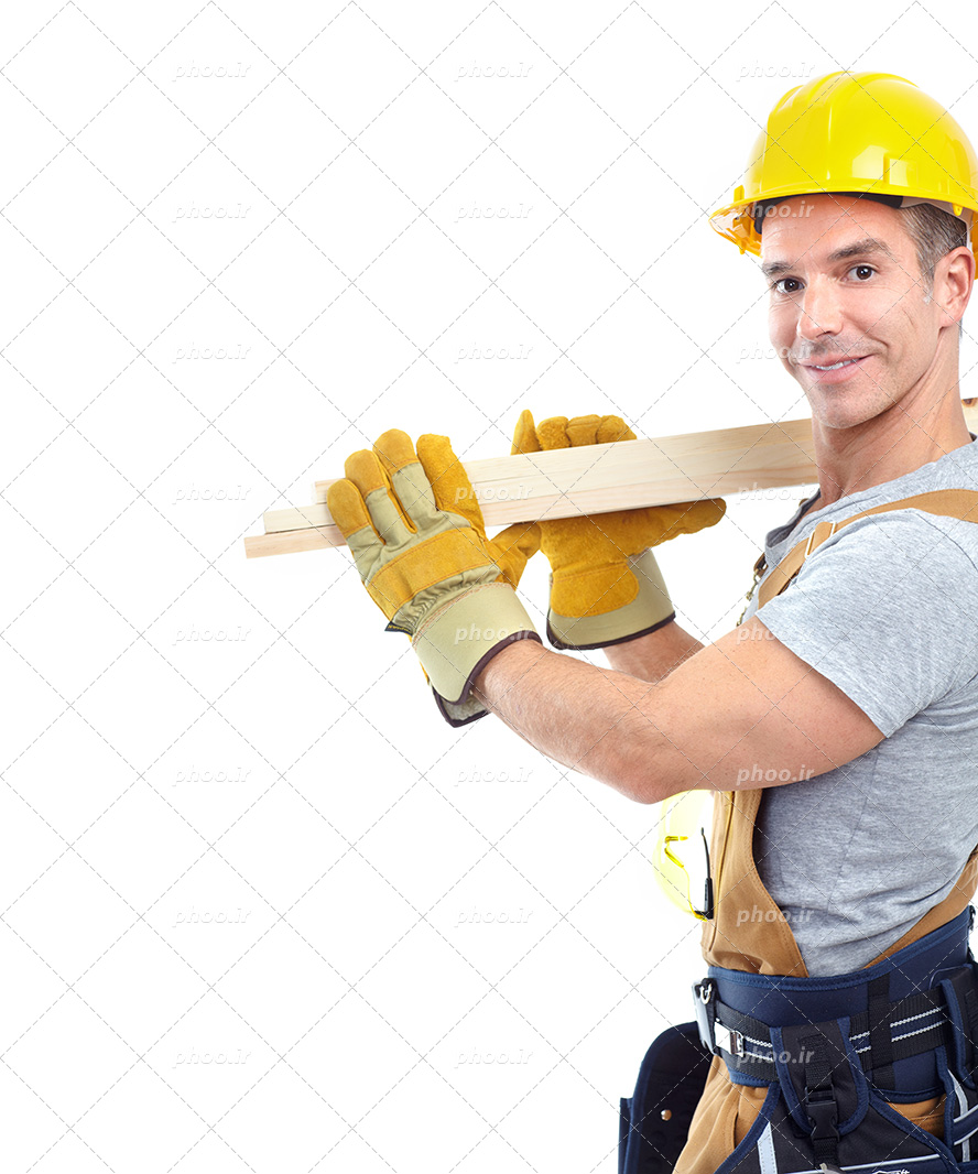 عکس با کیفیت مرد با کلاه ایمنی و دستکش های مخصوص در حال حمل چوب در پس زمینه سفید