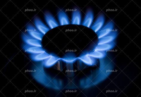 عکس با کیفیت آتش آبی رنگ شعله اجاق گاز مشکی رنگ در فضای تاریک