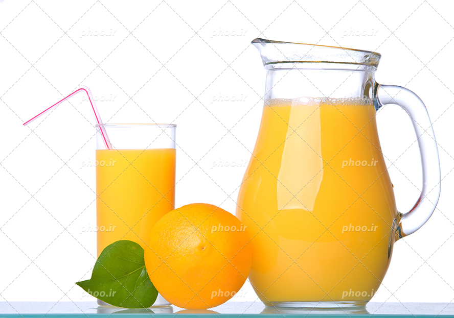 عکس با کیفیت یک پرتقال تازه در بین یک پارچ آب پرتقال و یک لیوان حاوی آب پرتقال بر روی میز شیشه ای