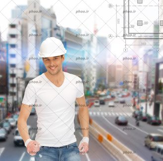 عکس مهندس با کلاه ایمنی و تیشرت سفید و یک طرح در گوشه تصویر در پس زمینه شهر