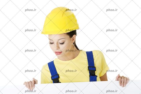 عکس کارگر ساختمانی زن در حال نگاه کردن به یک بنر سفید