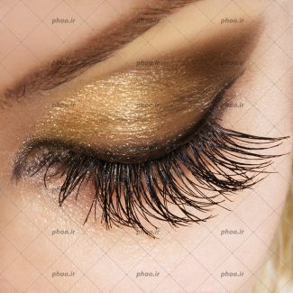 عکس آرایش چشم با سایه چشم طلایی از نمای نزدیک