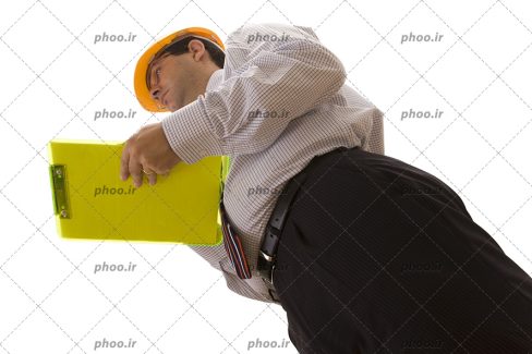 عکس مهندس با کلاه ایمنی در حال یادداشت برداری در پس زمینه سفید
