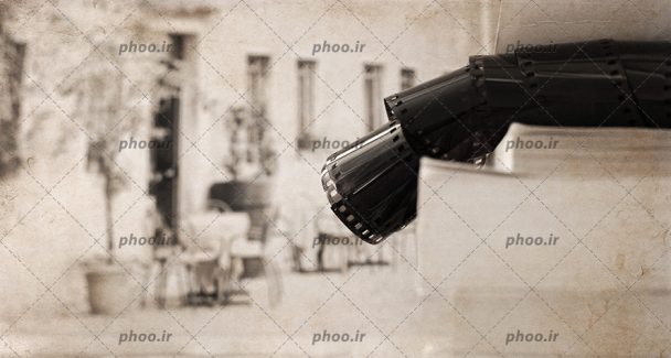 عکس نوار فیلم روی کتاب ها در پس زمینه خانه